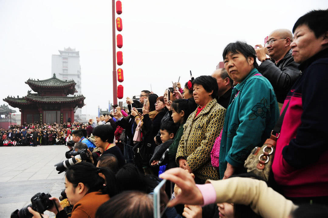 我国年出境游人数1.3亿,而国外来中国的游客 却