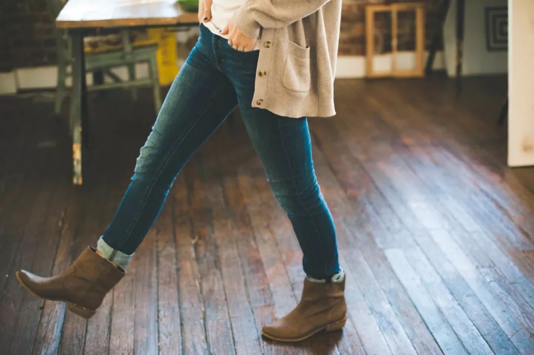 世上女人只有两种：一种是高跟鞋女人，一种是平跟鞋女人