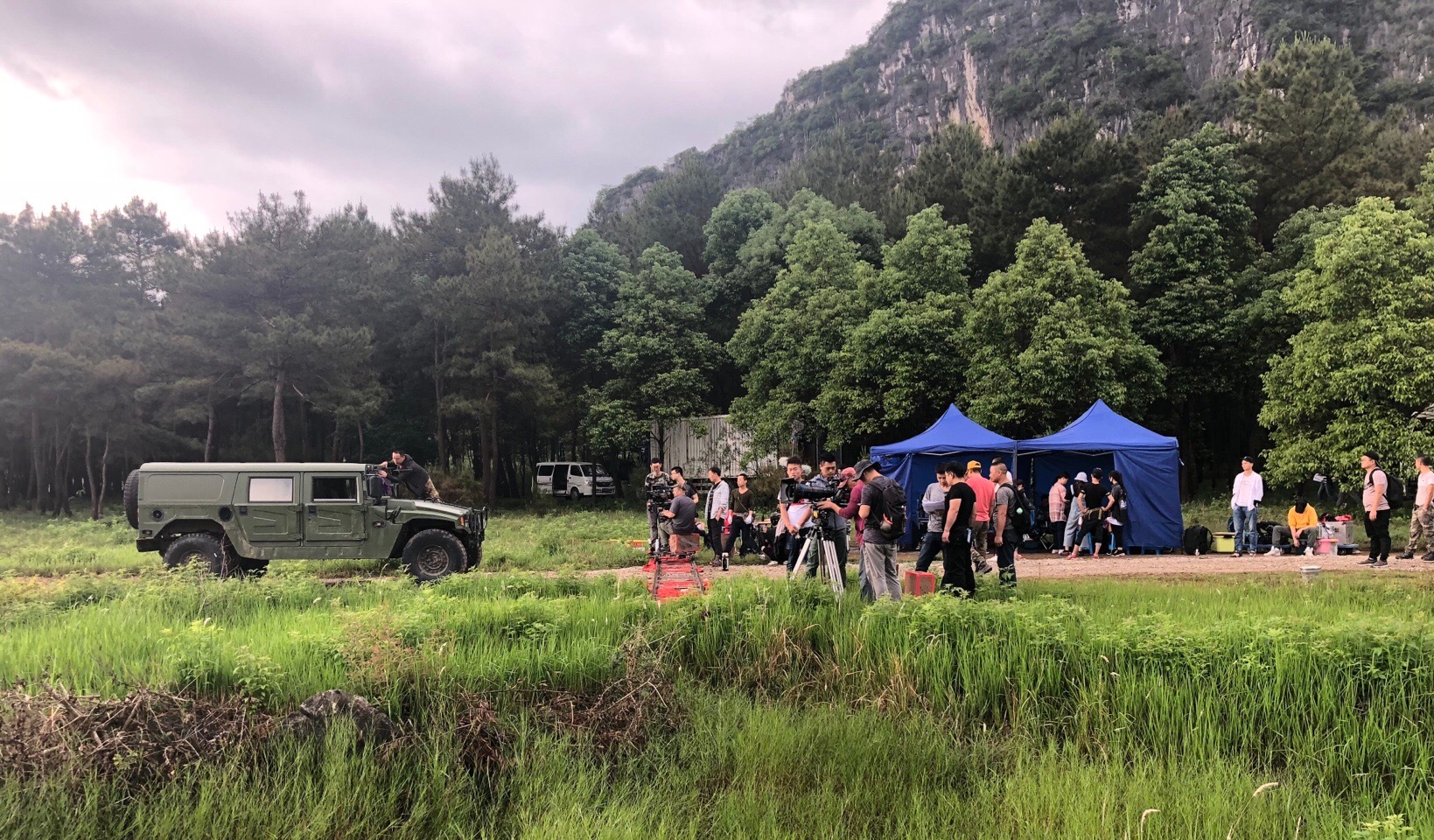 @贾乃亮 主演的电视剧锅盖头如火如荼拍摄中