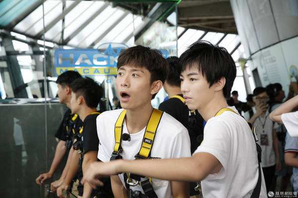 张一山吐槽王俊凯帅自己丑，王俊凯回答8个字被赞机智