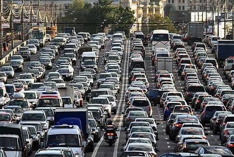 堵车时偶遇一辆比亚迪，奔驰小哥看到车牌后都差点追尾了！