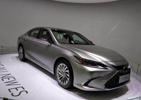 奥迪A6彻底没辙了！这车全进口只卖28万，颜值能甩它十条街