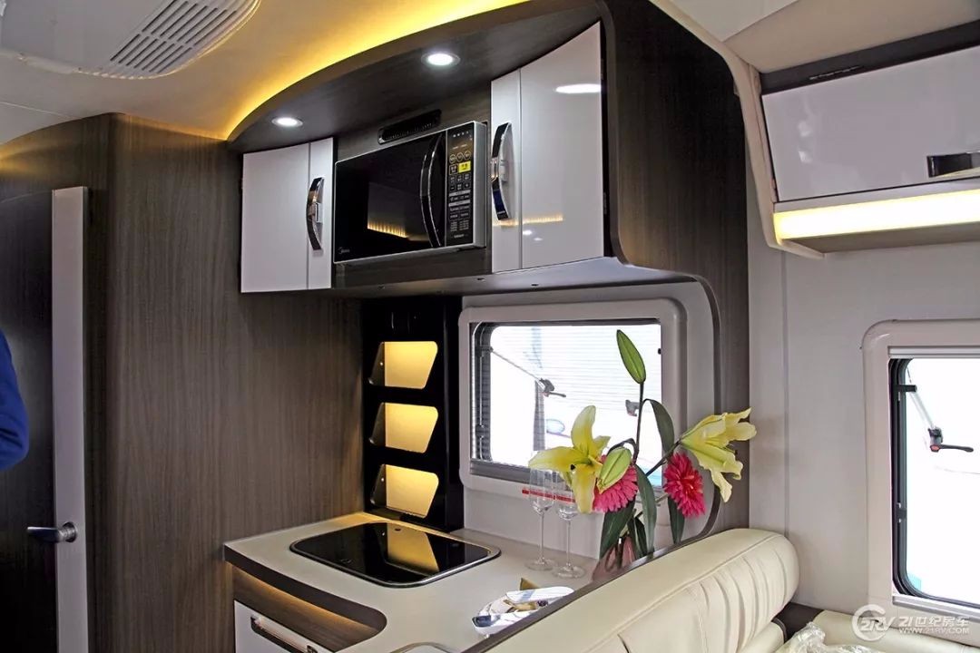 7人会客区 宽大发布福特全顺K6L自行式C型房车