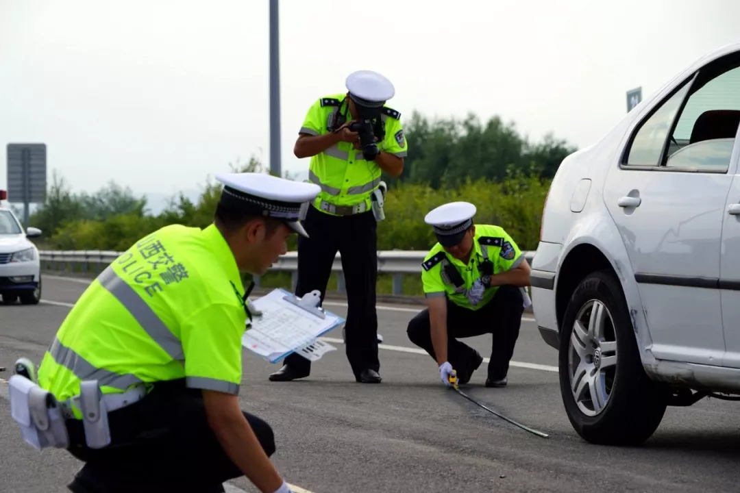 高速五支队组织各大队民警集中开展道路交通事故现场处置比武演练