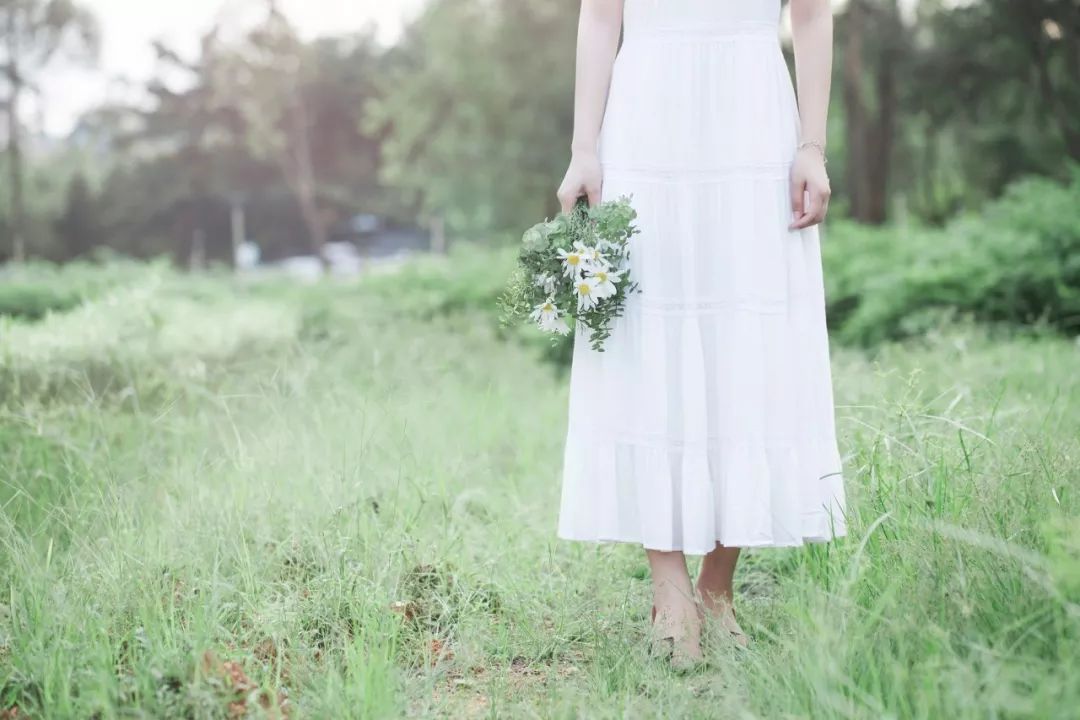 世上女人只有两种：一种是高跟鞋女人，一种是平跟鞋女人