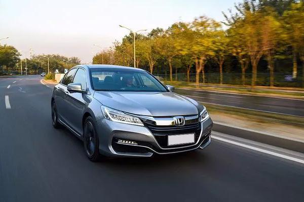 美日的中级混动之争，雅阁、凯美瑞和君越到底谁更胜一筹