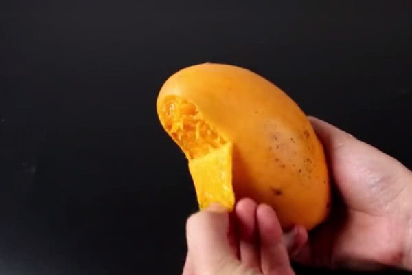 芒果这样去皮根本不用刀,简单又方便,完整不流