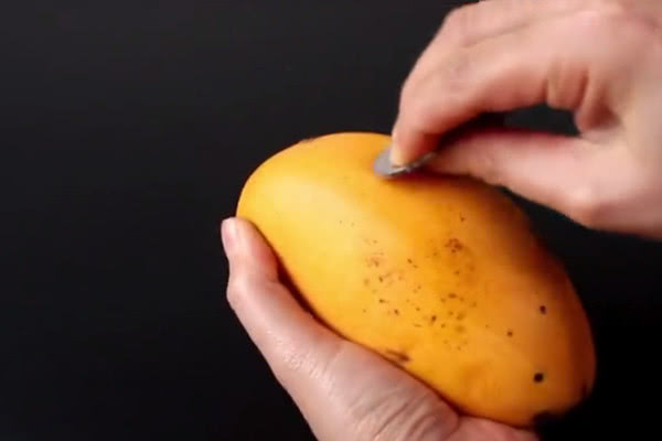 芒果这样去皮根本不用刀,简单又方便,完整不流