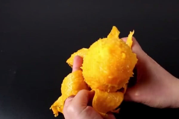 芒果这样去皮根本不用刀,简单又方便,完整不流