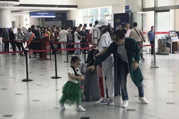 薇女儿多大了?全家出动录节目Lucky正面照首