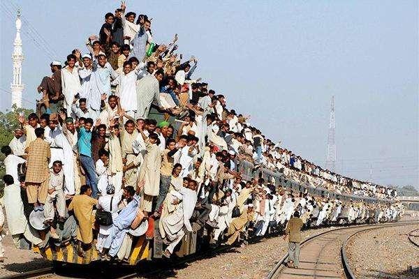 真实拍摄:超乎你想象的印度的火车!