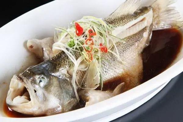 做蒸鱼时,粤菜大厨说:这1步很关键!做出的鱼肉鲜嫩,没有腥味