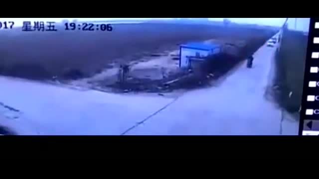 路口互不相让，结果电动车和三轮车发生惨烈车祸，教训惨痛  ​