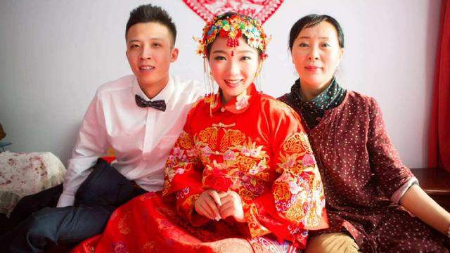 婚后第二天,发现婆家给的30万聘礼是糊弄我们