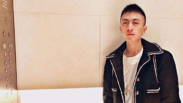 秦奋奔驰开奖，中奖小姐姐还在俄罗斯看世界杯！大佬出手就是不一样！