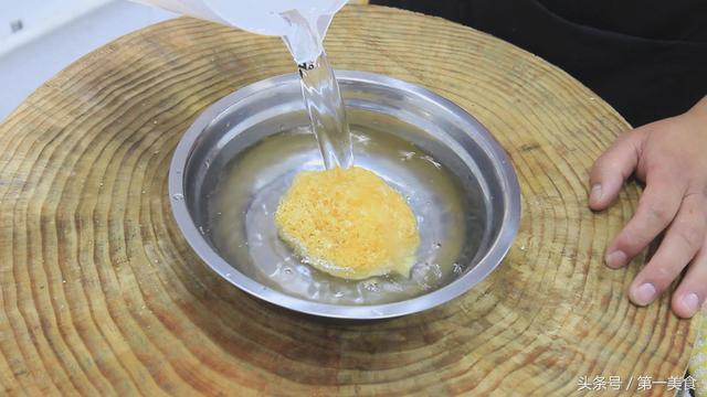 大厨分享银耳汤做法,详细指出银耳泡发技巧、火候以及用时!