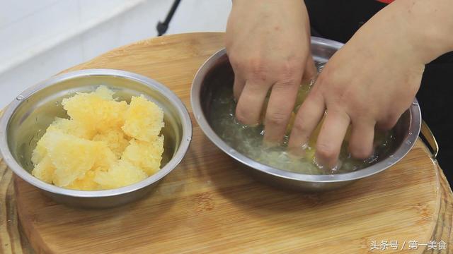 大厨分享银耳汤做法,详细指出银耳泡发技巧、火候以及用时!