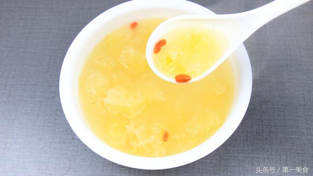 大厨分享银耳汤做法,详细指出银耳泡发技巧、火候以及用时!