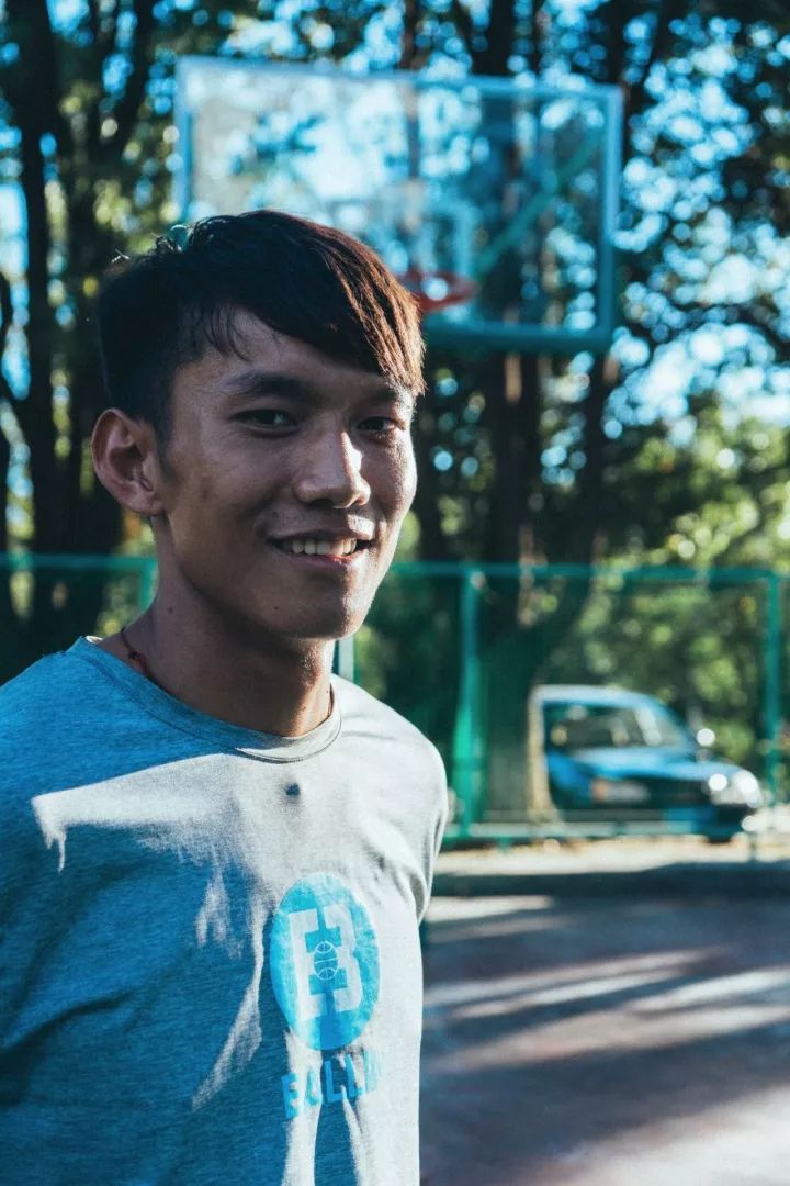 年,178的他成了中国最接近罚球线起跳扣篮的人