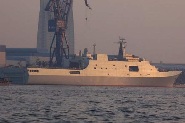 071型登陆舰近照曝光，5艘服役，2艘在建，海军实力不容小觑