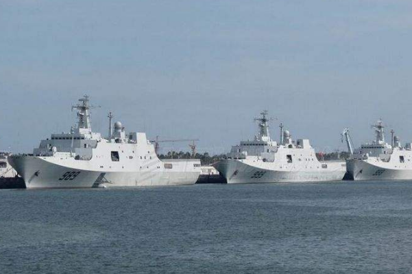 071型登陆舰近照曝光，5艘服役，2艘在建，海军实力不容小觑