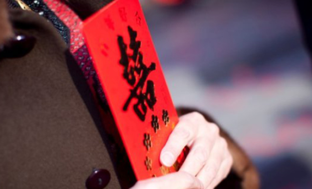 儿子结婚,我准备了10万的改口费,看到亲家后,我改成了1百