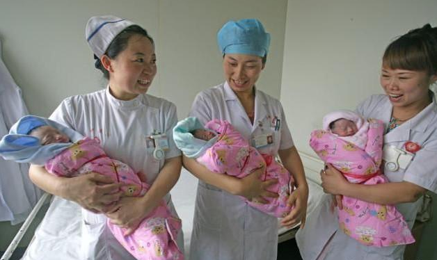 孕妇生下三胞胎女儿,时隔一天都没了,得知真相后,宝妈哭成泪人