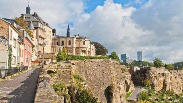 比瑞士还幸福的国家:人均收入70万,几乎不会失