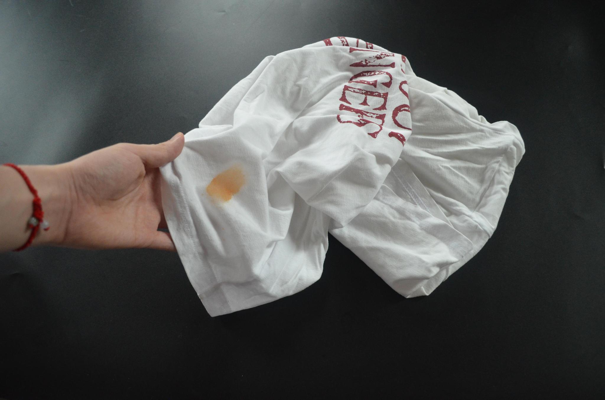 油渍弄到衣服上难清洗,只需要用它擦一擦,衣服