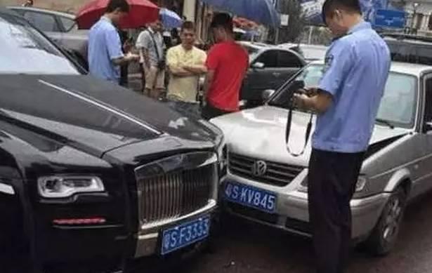 男子开捷达 撞上千万豪车, 土豪下车怒骂: 你穷屌丝 你眼睛瞎啦