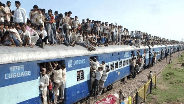 印度这个厉害的民族,火车顶车窗全挂满人,挂票