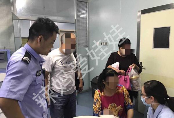 宝宝高烧39度! 妈妈却一旁玩游戏, 护士一句话