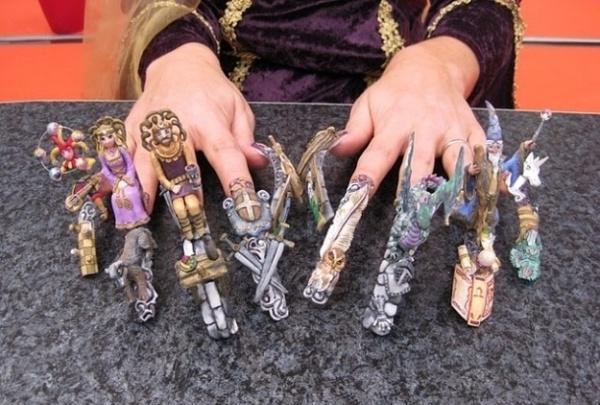 这货就更加了不得了,直接在指甲上了弄了个马戏团,没事的时候动动