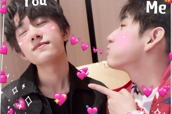 韩宇微博晒照:易烊千玺一脸傲娇!粉丝p图爱意