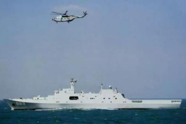071型登陆舰近照曝光，5艘服役，2艘在建，海军实力不容小觑