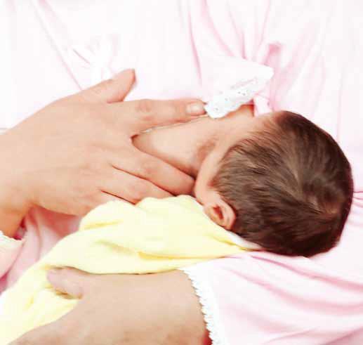 产后第一天,产妇给宝宝喂奶 这几件事你应该知