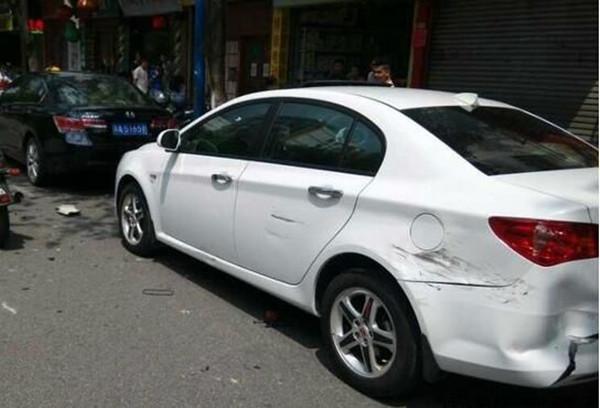 车停在路边被撞，还找不到肇事者？这样做就能获得保险公司全赔！