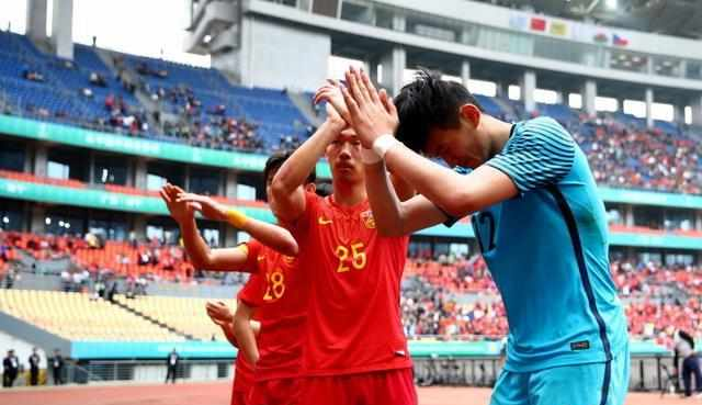 年轻球员国外踢球年薪8万,回国翻百倍,对比日