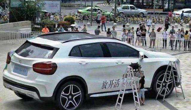 这台奔驰是最大SUV, 比两层楼还高, 上车都要用梯子