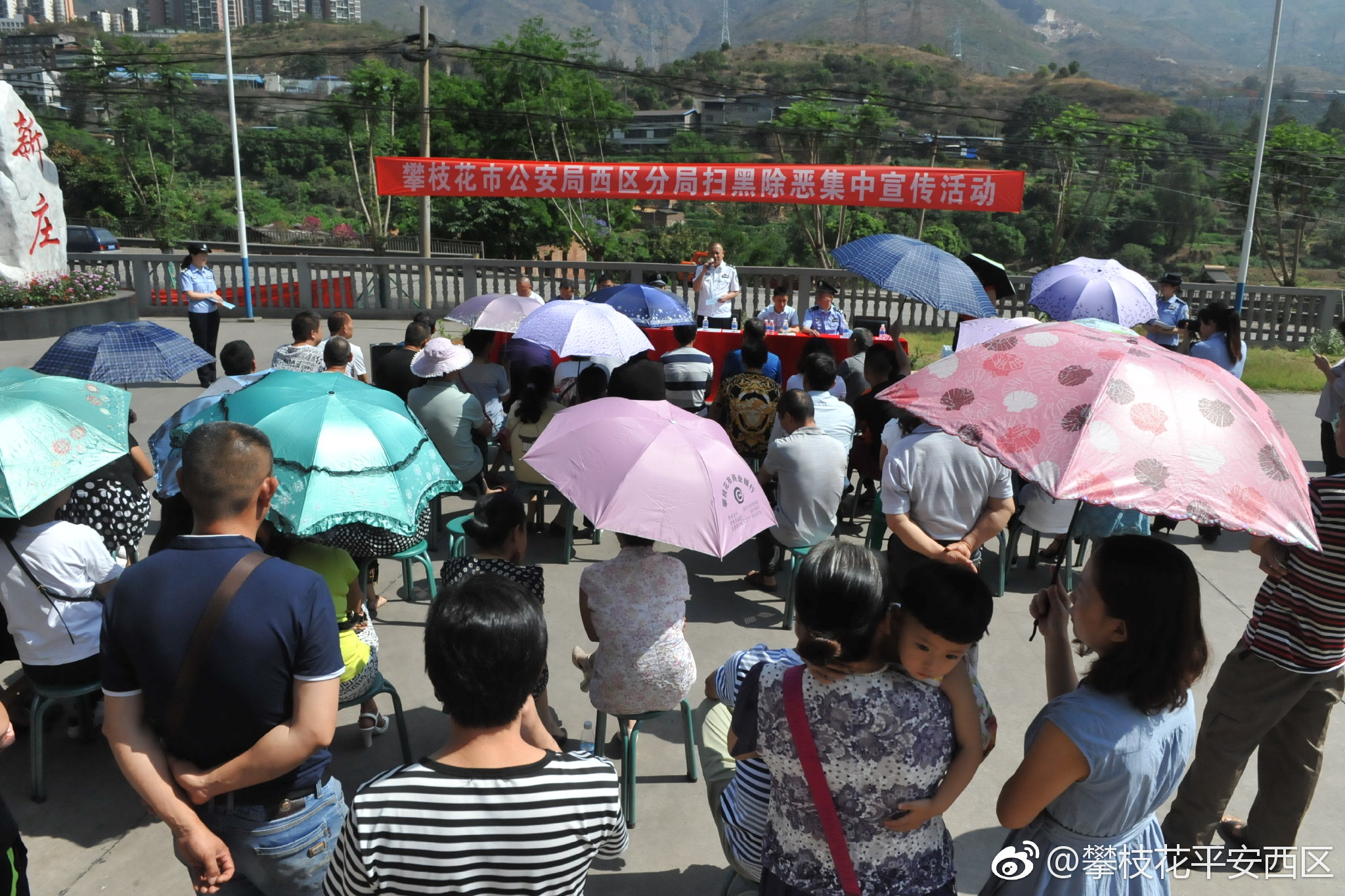 深入街道农村企业开展扫黑除恶集中宣传