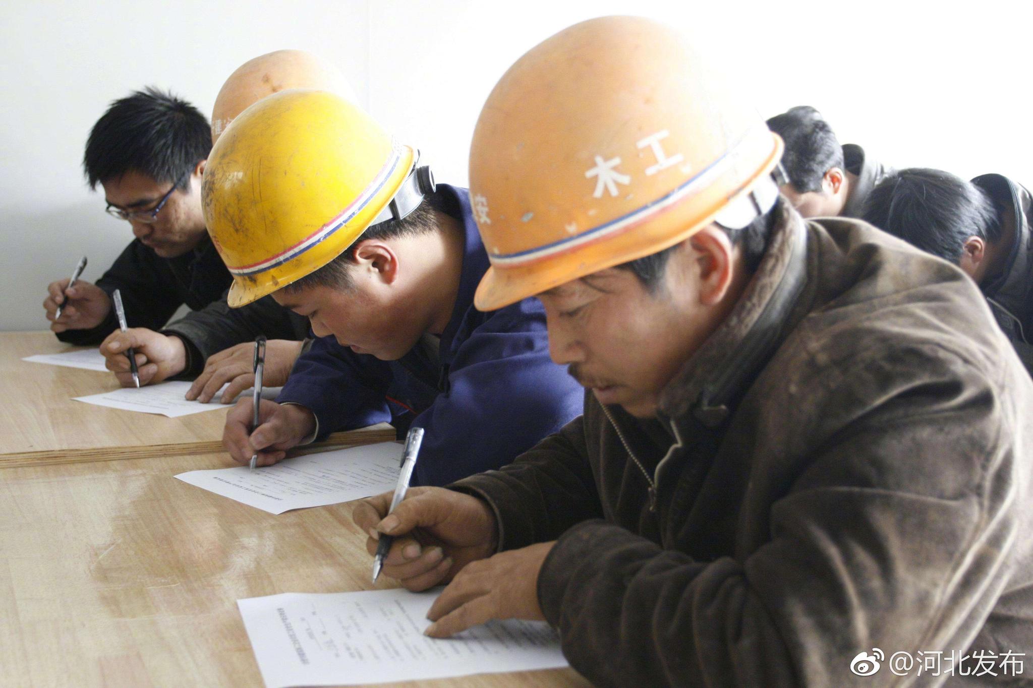 河北省今年计划新建农民工业余学校585所