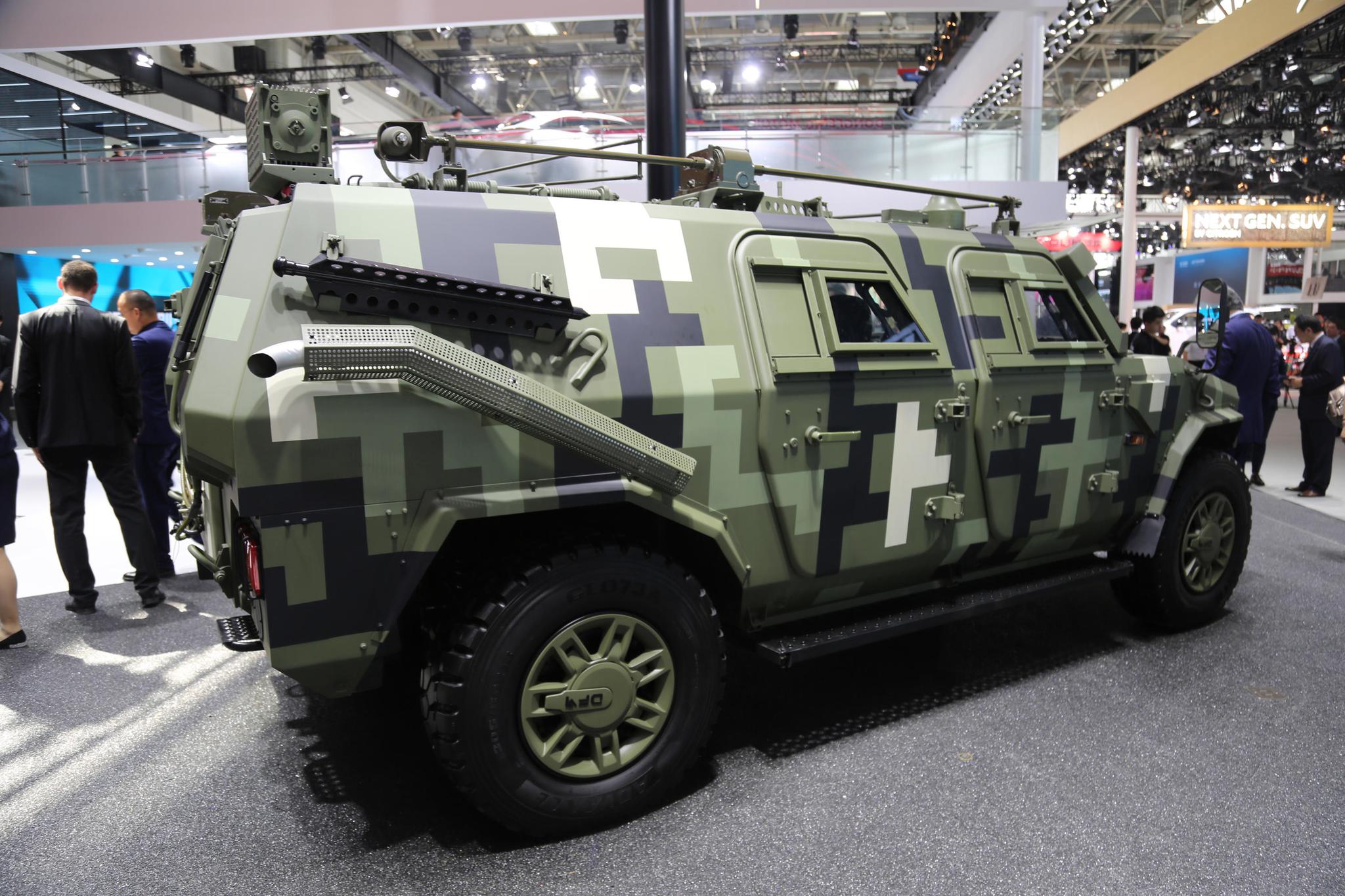 最新款军用版东风猛士,北京车展实拍,长这么大