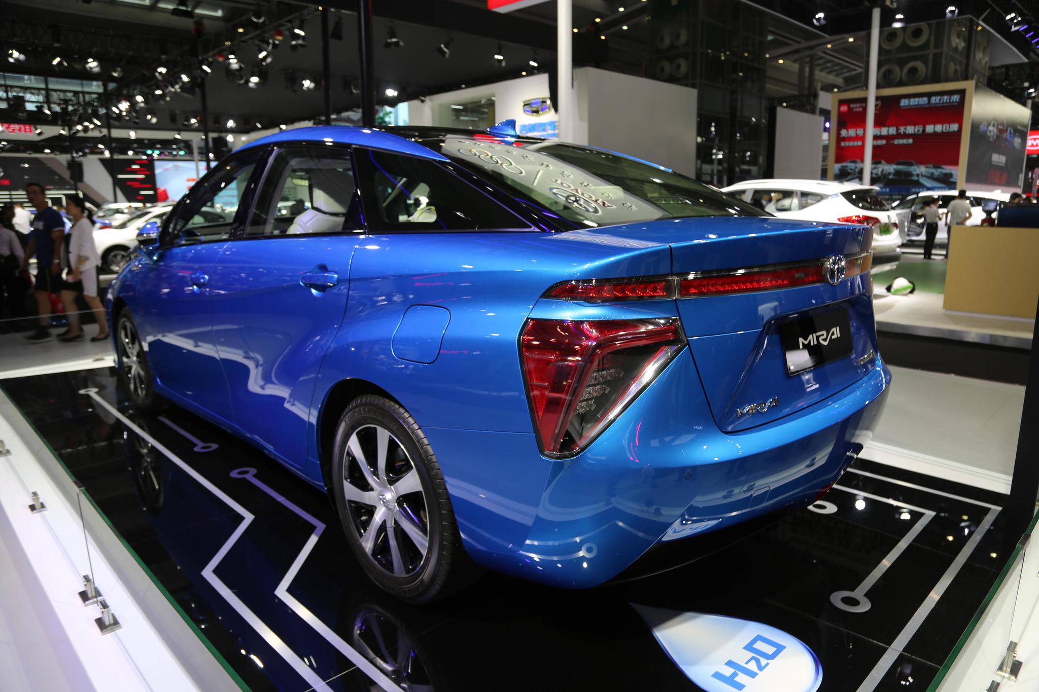 丰田氢燃料电池“MIRAI未来”概念车华南首秀，深港澳车展实拍！