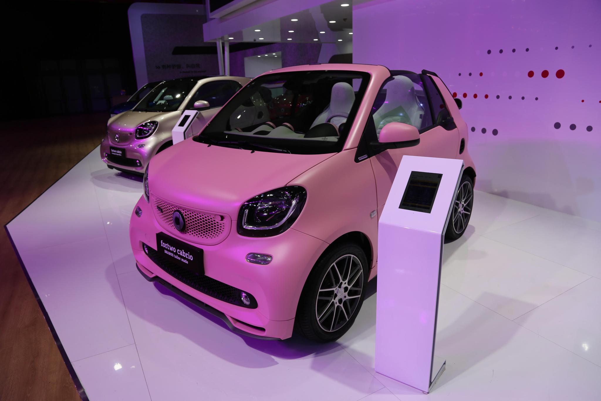 实拍奔驰smart fortwo cabrio 敞篷版，精致粉色系，打动少女心！