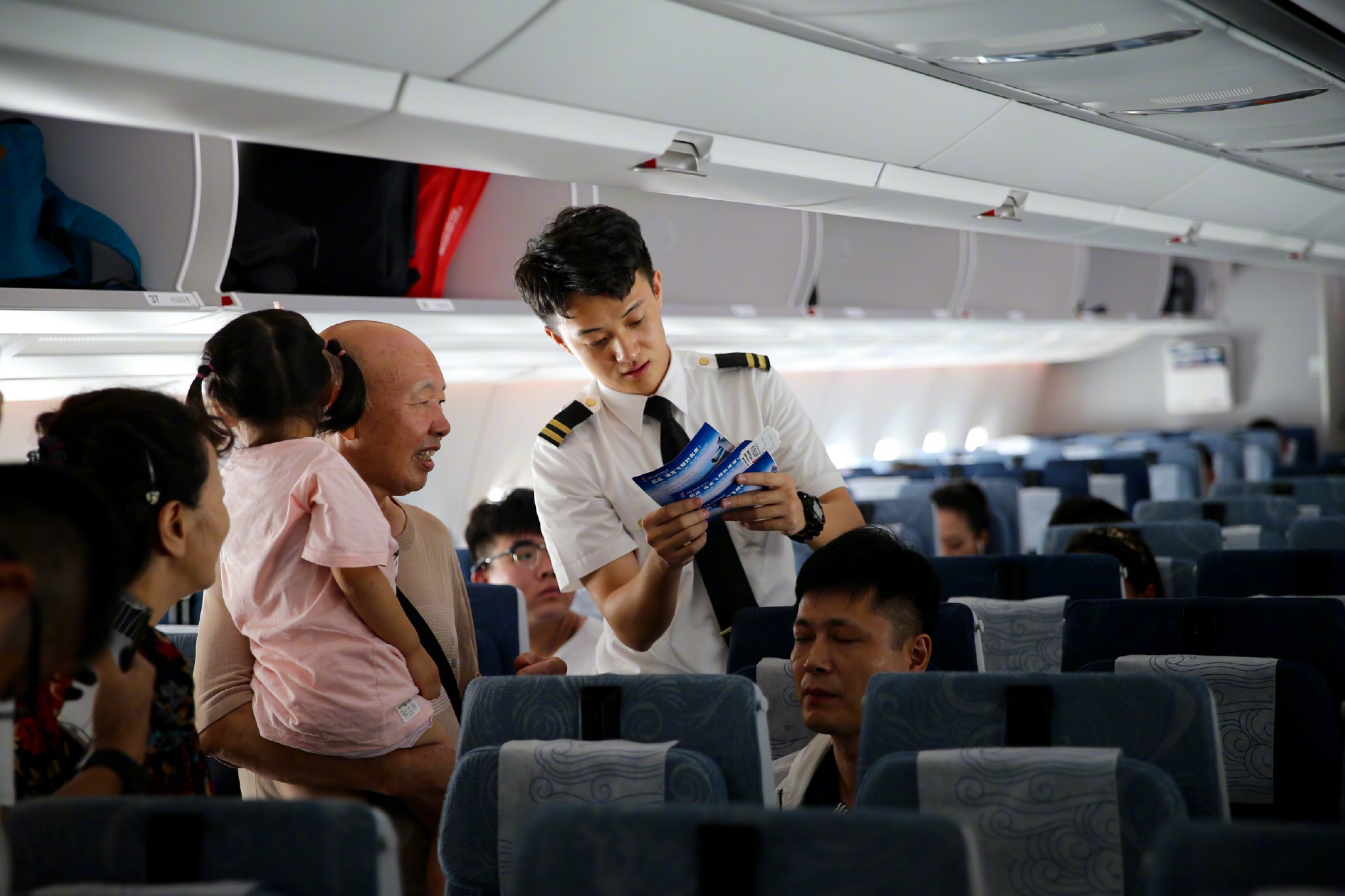 国航空客350成都首航成功
