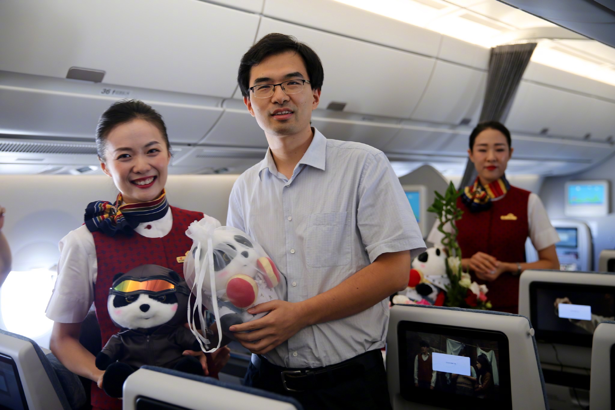 国航空客350成都首航成功