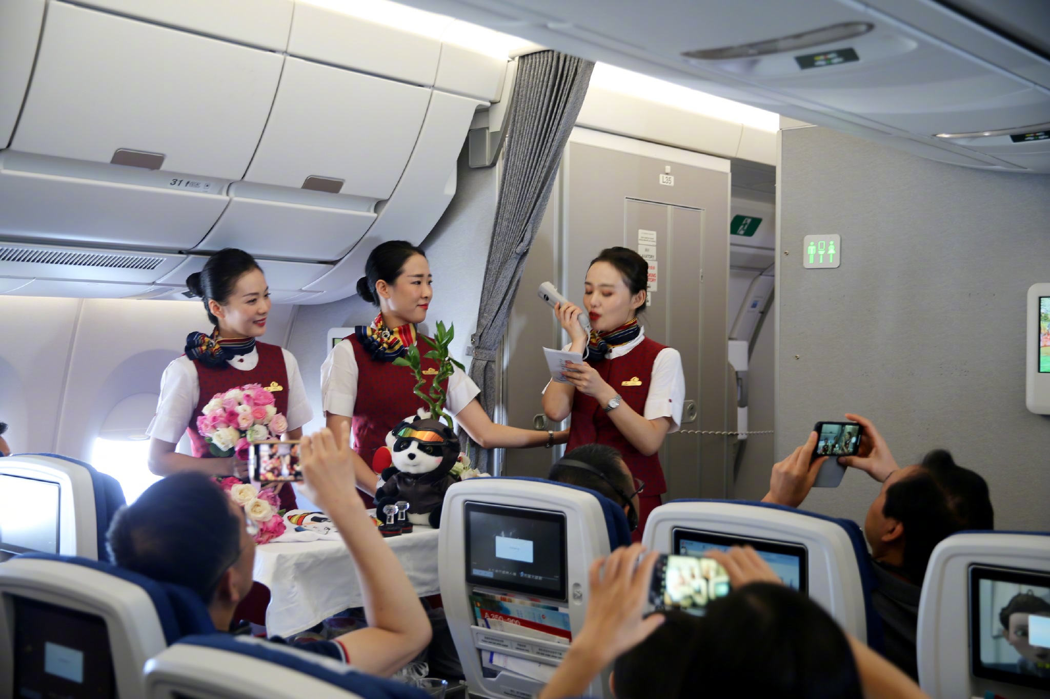 国航空客350成都首航成功