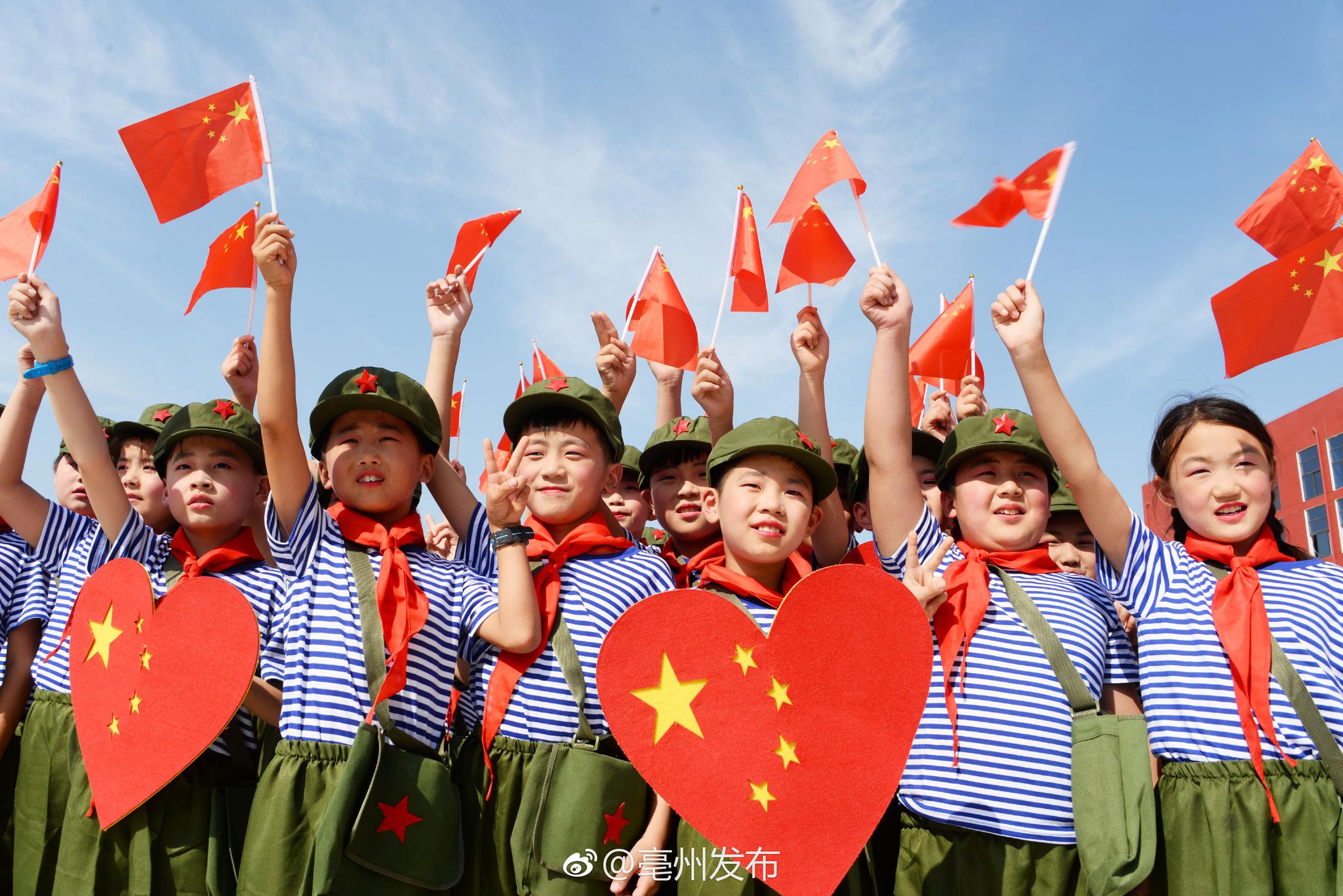 小学生传唱红歌迎国庆