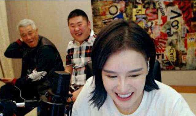 赵本山现任妻子和女儿，再看看前任妻子和女儿，差别挺大的！