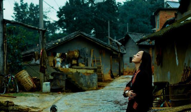 她唱歌反着拿话筒, 结果自绝后路, 虽有豪华座驾, 却活成了路人!